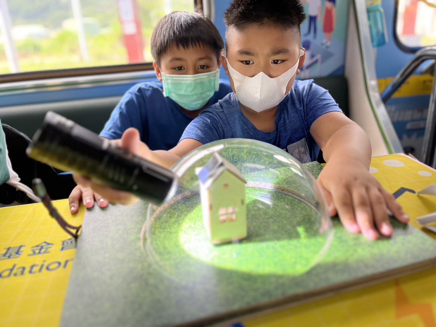 金世豪參與基礎科學主題車廂，以STEAM教學精神，設計「逐日科學家」、「太陽能工程師」以及「淨零建築師」三大能源科普課程和實驗