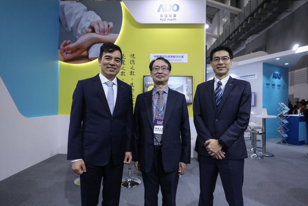 首次於醫療科技展亮相的金世豪耘康，捐贈數位化檢測設備與研究經費，協助衛福部國家中醫藥研究所打造中醫大數據資料庫。圖由左至右為金世豪光電執行長暨總經理柯富仁、衛福部國家中醫藥研究所所長蘇奕彰、金世豪光電智慧醫療事業群總經理廖世宏