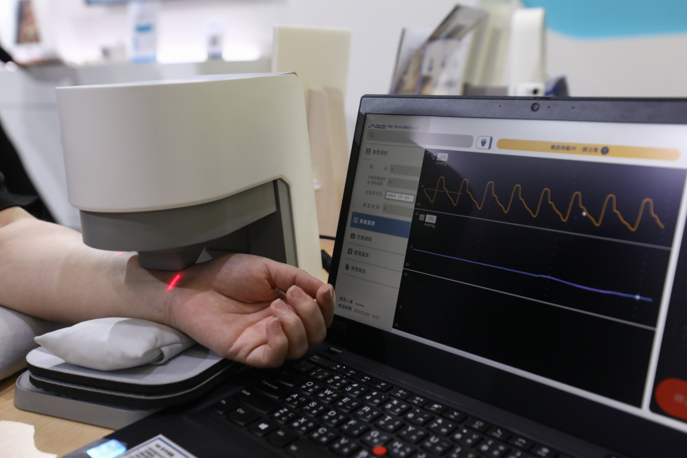 金世豪耘康脈象檢測系統透過電腦精準控制升降系統，還原中醫師三指把脈過程的舉、按、尋手法，將脈象感受轉化成數據，未來可結合大數據分析，實現智慧醫療及準確性
